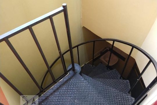 Escada de casa para alugar com 2 quartos, 190m² em Parque São Jorge, São Paulo