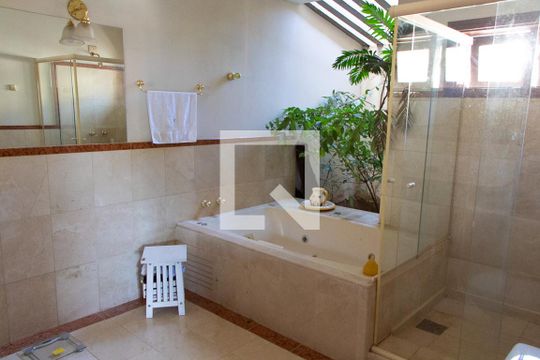 Banheiro do Quarto 3 de casa à venda com 4 quartos, 600m² em Bairro das Palmeiras, Campinas