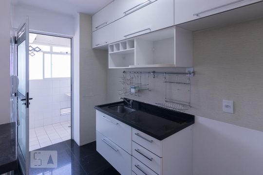 Cozinha de apartamento para alugar com 2 quartos, 53m² em Vila Anastácio, São Paulo