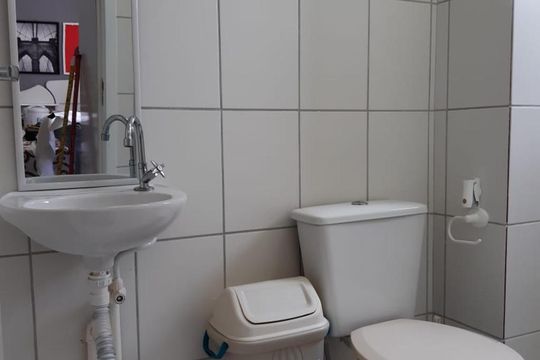 Banheiro de kitnet/studio para alugar com 1 quarto, 25m² em Vila Campanela, São Paulo