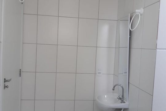 Banheiro de kitnet/studio para alugar com 1 quarto, 25m² em Vila Campanela, São Paulo