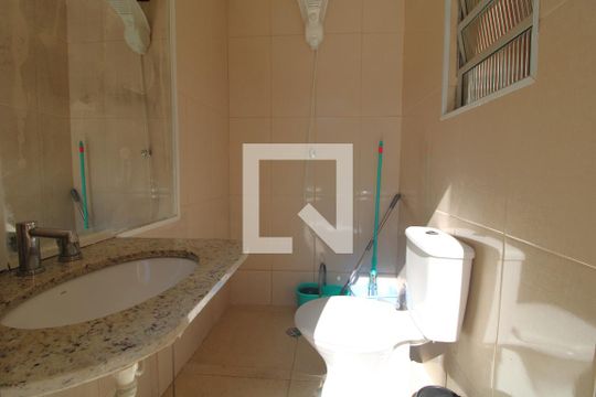 Banheiro comum de casa para alugar com 4 quartos, 300m² em Vila Arriete, São Paulo