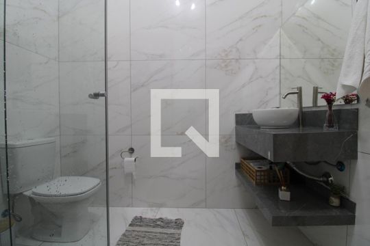 Banheiro comum de casa para alugar com 4 quartos, 300m² em Vila Arriete, São Paulo