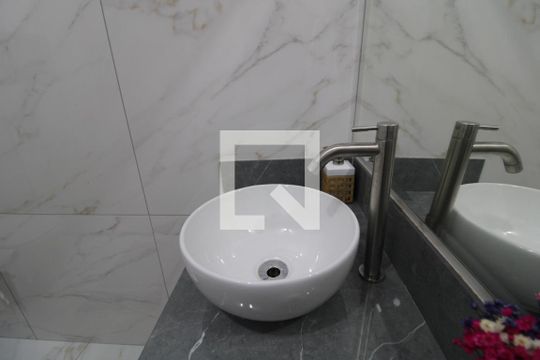 Pia banheiro comum de casa para alugar com 4 quartos, 300m² em Vila Arriete, São Paulo