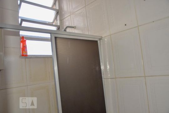 Banheiro de kitnet/studio para alugar com 1 quarto, 35m² em Centro, Rio de Janeiro