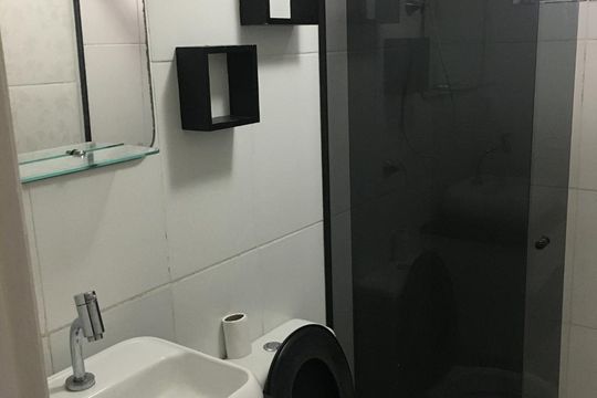 Banheiro de apartamento à venda com 2 quartos, 44m² em Jardim Adriana, Guarulhos