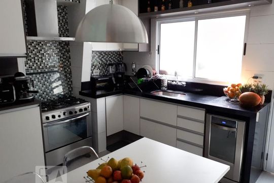 Cozinha de casa para alugar com 4 quartos, 220m² em Vila Canero, São Paulo