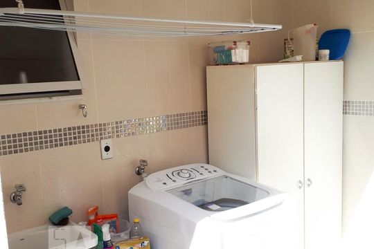 Área de Serviço de casa para alugar com 4 quartos, 220m² em Vila Canero, São Paulo
