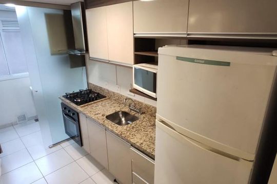 Cozinha de apartamento à venda com 2 quartos, 60m² em Passo da Areia, Porto Alegre