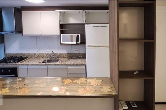 Cozinha de apartamento à venda com 2 quartos, 60m² em Passo da Areia, Porto Alegre