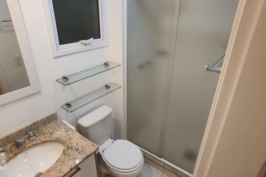 Banheiro de apartamento à venda com 2 quartos, 60m² em Passo da Areia, Porto Alegre