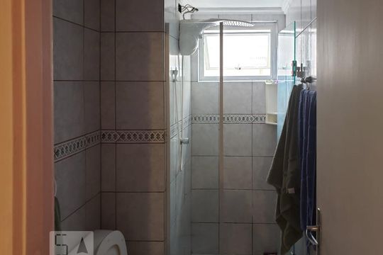 Banheiro de apartamento à venda com 1 quarto, 44m² em Santana, Porto Alegre