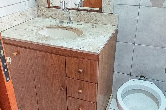 Banheiro de apartamento à venda com 1 quarto, 35m² em Passo da Areia, Porto Alegre