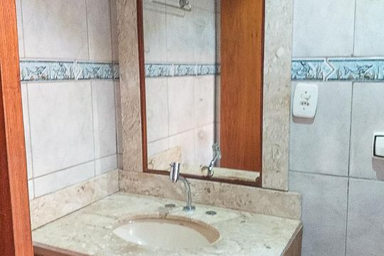 Banheiro de apartamento à venda com 1 quarto, 35m² em Passo da Areia, Porto Alegre