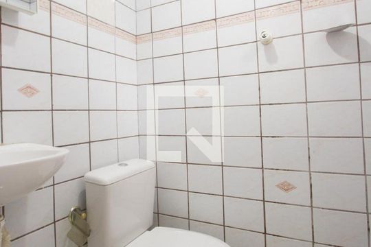 Banheiro de kitnet/studio para alugar com 1 quarto, 10m² em Chácara Santo Antônio (zona Sul), São Paulo