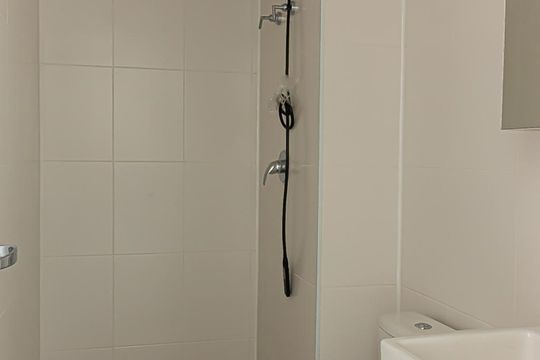 Banheiro de kitnet/studio para alugar com 1 quarto, 28m² em Liberdade, São Paulo