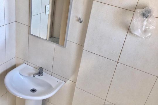Banheiro de apartamento à venda com 2 quartos, 57m² em Parque Boturussu, São Paulo
