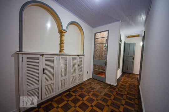 Corredor  de casa para alugar com 4 quartos, 150m² em Auxiliadora, Porto Alegre