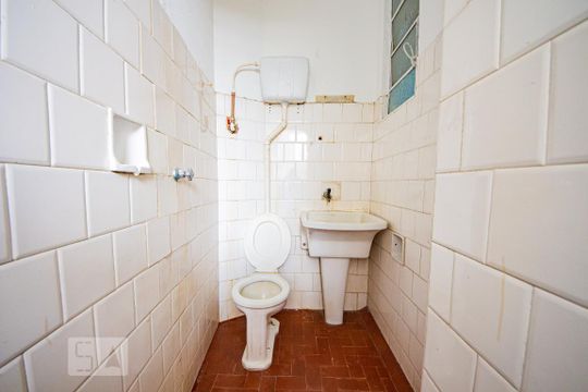 Banheiro 2 de casa para alugar com 4 quartos, 150m² em Auxiliadora, Porto Alegre