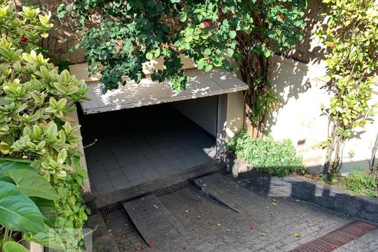 Quintal de casa à venda com 4 quartos, 229m² em Vila Ipojuca, São Paulo