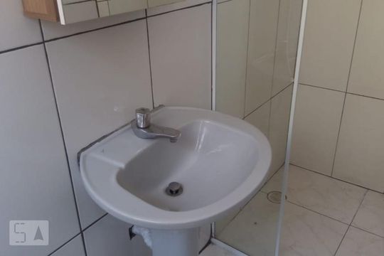 Pia do Banheiro de casa para alugar com 1 quarto, 40m² em Vila Tiradentes, São Paulo