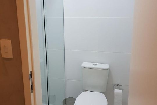 Banheiro 2 de apartamento para alugar com 1 quarto, 74m² em Parque Industrial Tomas Edson, São Paulo