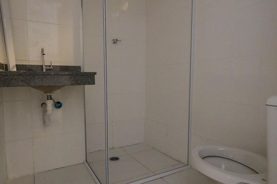 Banheiro de kitnet/studio para alugar com 1 quarto, 33m² em Vila Carrão, São Paulo