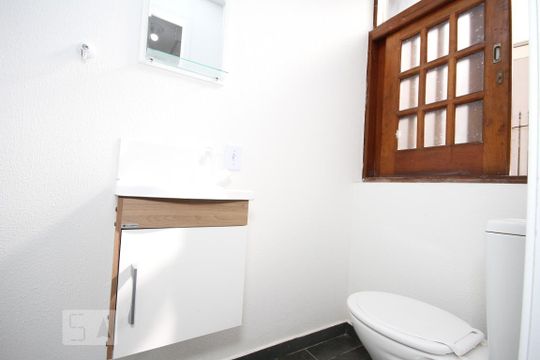 Banheiro de kitnet/studio para alugar com 1 quarto, 27m² em Vila Monumento, São Paulo