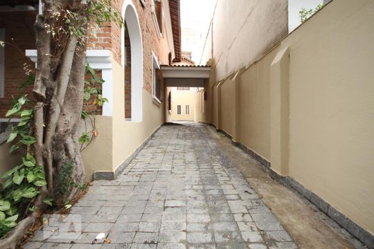 Quintal de kitnet/studio para alugar com 1 quarto, 20m² em Vila Monumento, São Paulo