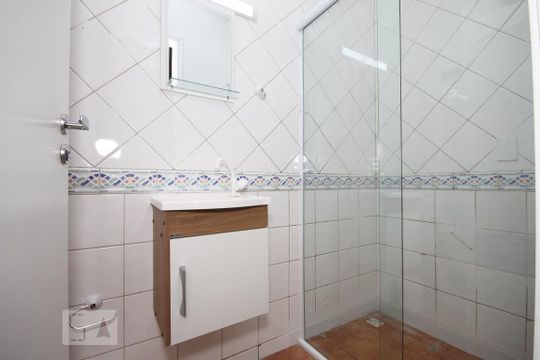 Banheiro de kitnet/studio para alugar com 1 quarto, 20m² em Vila Monumento, São Paulo
