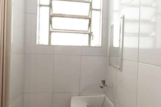 Banheiro Social de kitnet/studio para alugar com 1 quarto, 30m² em Centro, Niterói