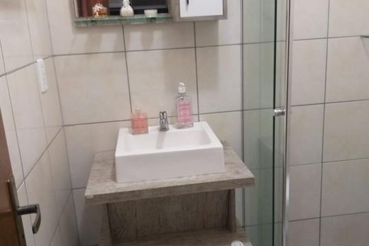 Casa à venda com 2 quartos, 74m² em São José, Canoas