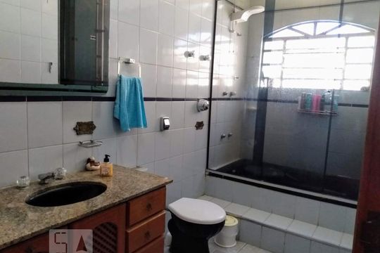 Banheiro de casa para alugar com 3 quartos, 150m² em Jardim Aeroporto, São Paulo