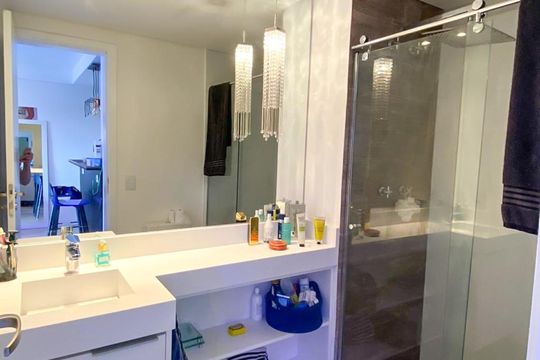 Banheiro de apartamento para alugar com 1 quarto, 45m² em Pinheiros, São Paulo