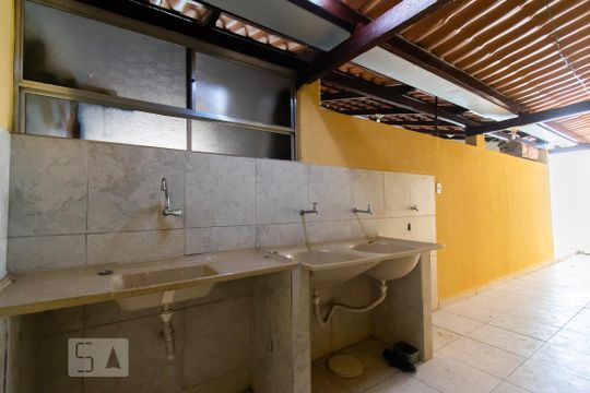 Cozinha e Área de Serviço de casa para alugar com 1 quarto, 35m² em Guará I, Brasília