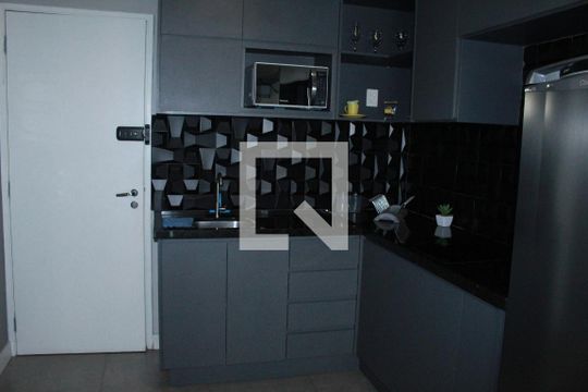 Sala/cozinha de apartamento para alugar com 1 quarto, 36m² em República, São Paulo