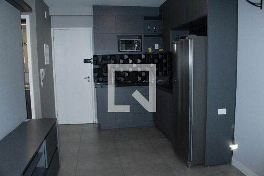 Sala/cozinha de apartamento para alugar com 1 quarto, 36m² em República, São Paulo