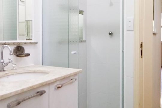 Banheiro de apartamento à venda com 1 quarto, 45m² em República, São Paulo