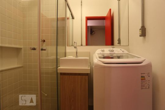 Banheiro de apartamento para alugar com 1 quarto, 30m² em República, São Paulo