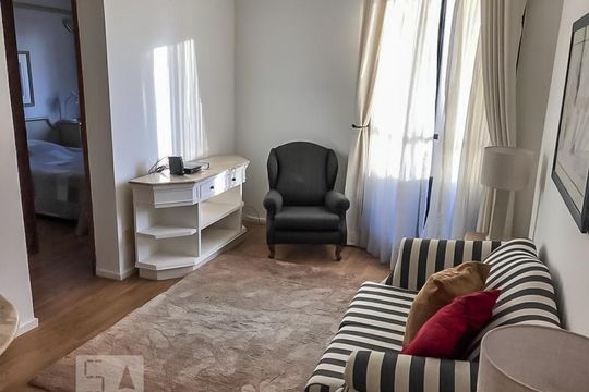 Sala de kitnet/studio para alugar com 1 quarto, 40m² em Brooklin Paulista, São Paulo