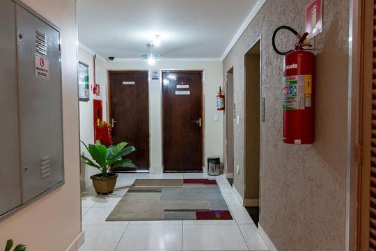 Hall de entrada do bloco de apartamento para alugar com 2 quartos, 65m² em Jardim Vila Galvão, Guarulhos