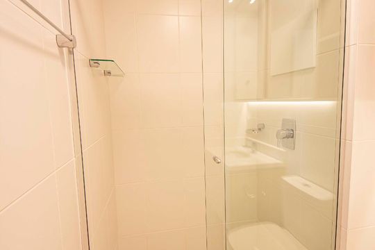 Banheiro suite de apartamento para alugar com 1 quarto, 43m² em Jardim do Salso, Porto Alegre