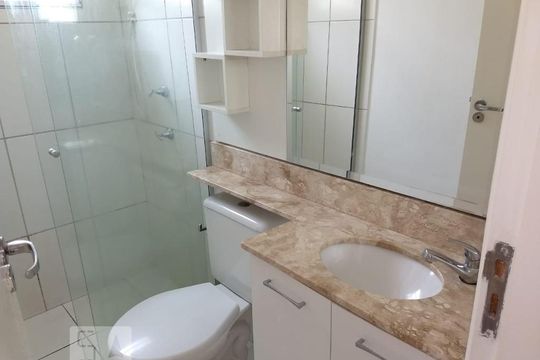 banheiro de apartamento à venda com 2 quartos, 50m² em Loteamento Parque São Martinho, Campinas