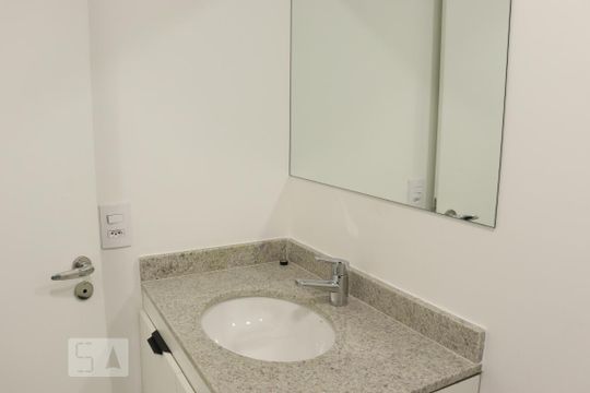 Banheiro de kitnet/studio para alugar com 1 quarto, 23m² em Sé, São Paulo
