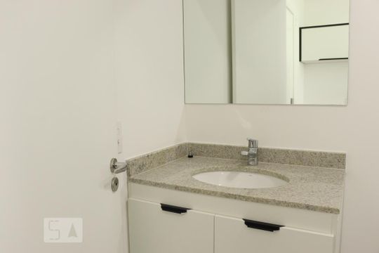 Banheiro de kitnet/studio para alugar com 1 quarto, 23m² em Sé, São Paulo