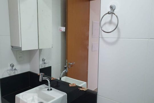 Banheiro de kitnet/studio para alugar com 1 quarto, 35m² em Centro, Guarulhos