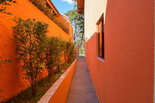 corredor lateral de casa de condomínio para alugar com 4 quartos, 370m² em Alphaville, Santana de Parnaíba
