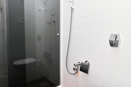 Banheiro. de apartamento para alugar com 1 quarto, 45m² em Copacabana, Rio de Janeiro
