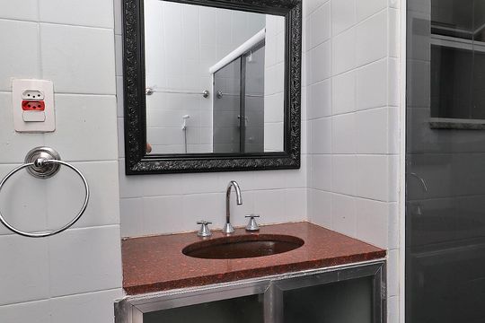 Banheiro. de apartamento para alugar com 1 quarto, 45m² em Copacabana, Rio de Janeiro