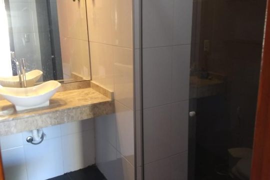 Banheiro da Suíte 1 de casa para alugar com 2 quartos, 140m² em Parque Assunção, Taboão da Serra